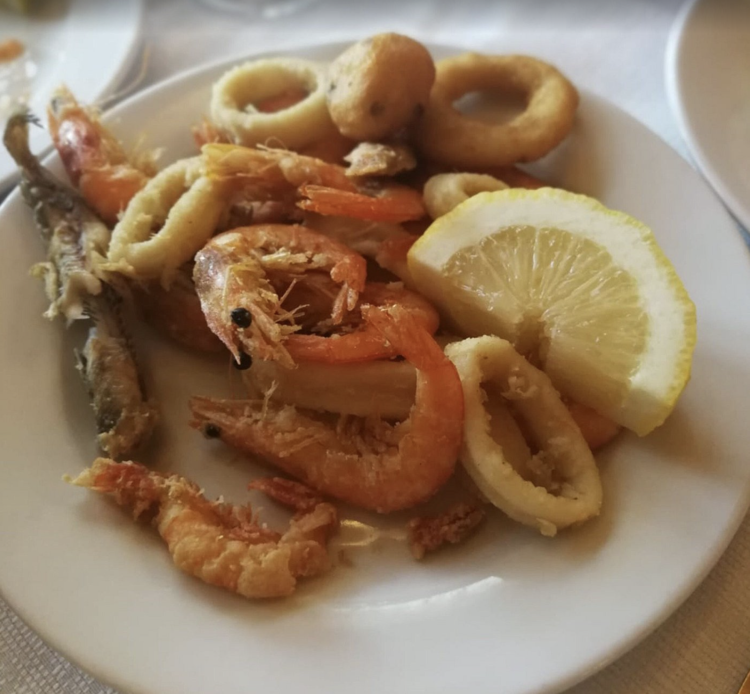 Piatto di pesce servito al ristorante
