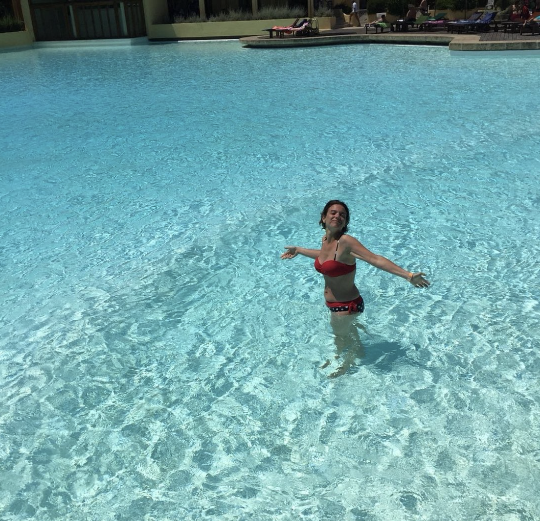 Ospite nella grande piscina del resort