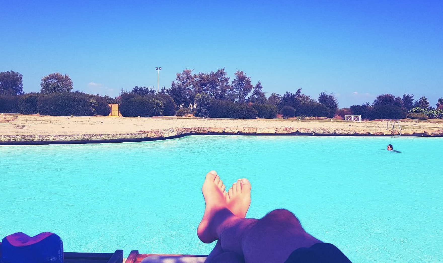 Relax a bordo piscina con vista ampia
