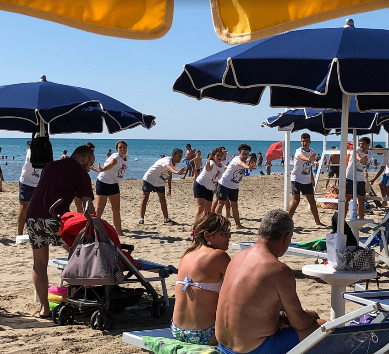 Animazione e giochi in spiaggia tra gli ombrelloni