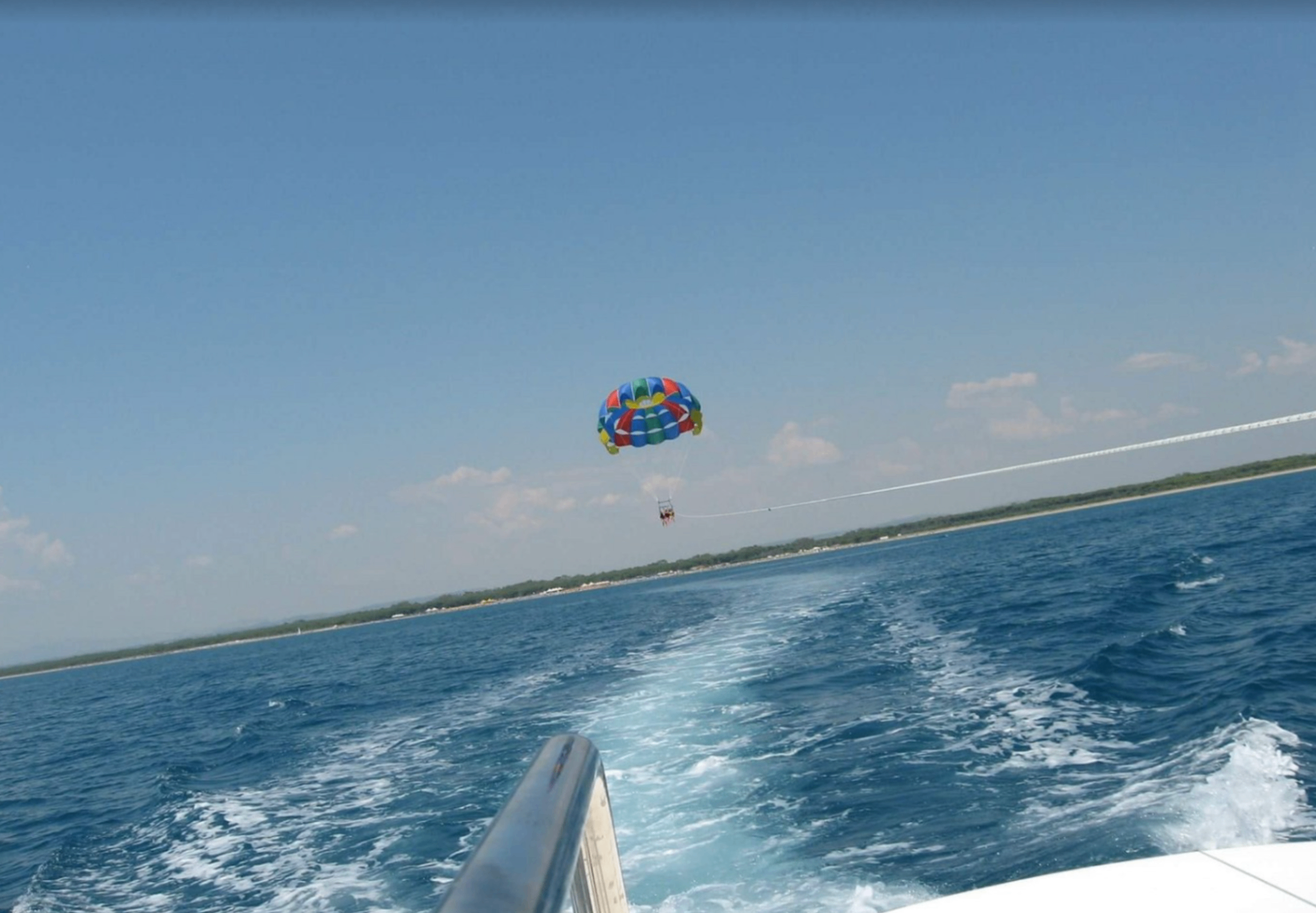 Parasailing sul mare visto dagli ospiti