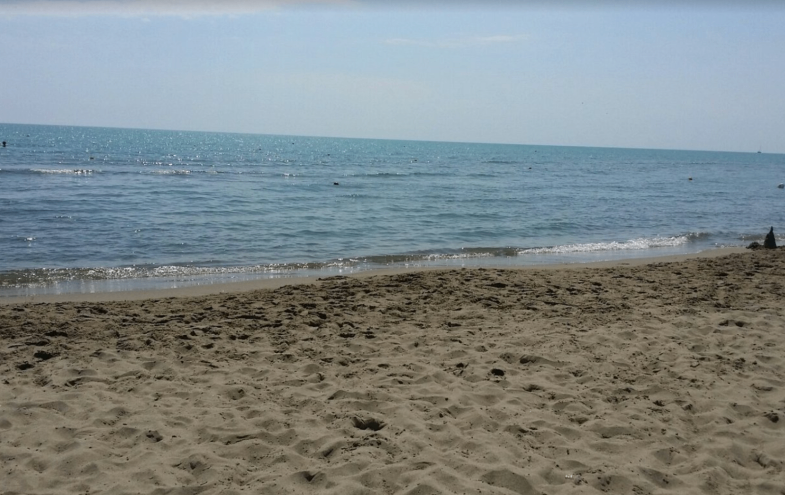 Spiaggia tranquilla con mare calmo