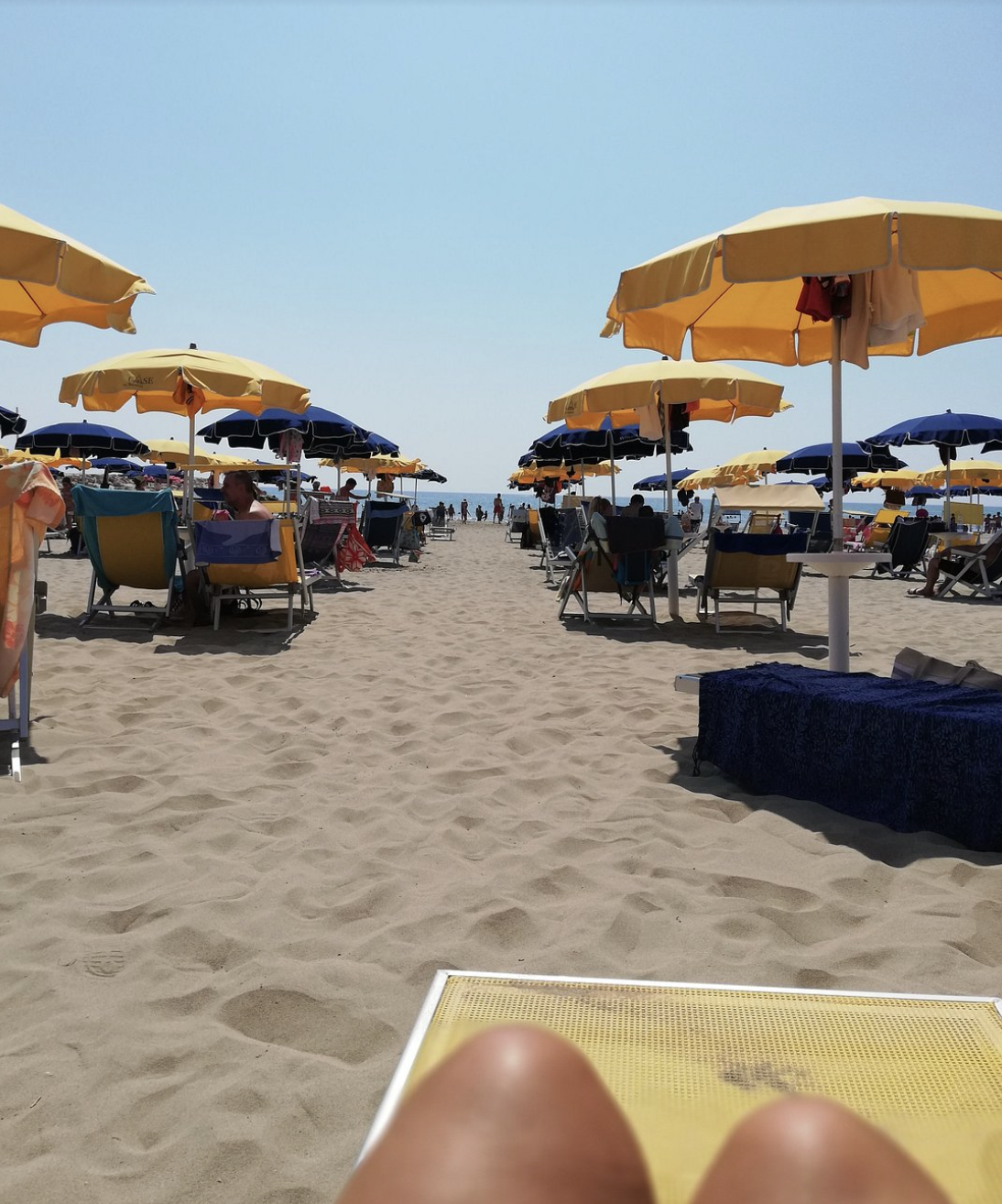 File di ombrelloni sulla spiaggia del resort