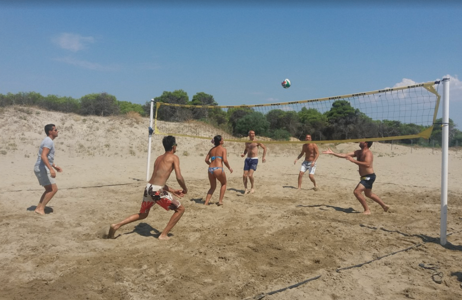Partita di beach volley sulla sabbia