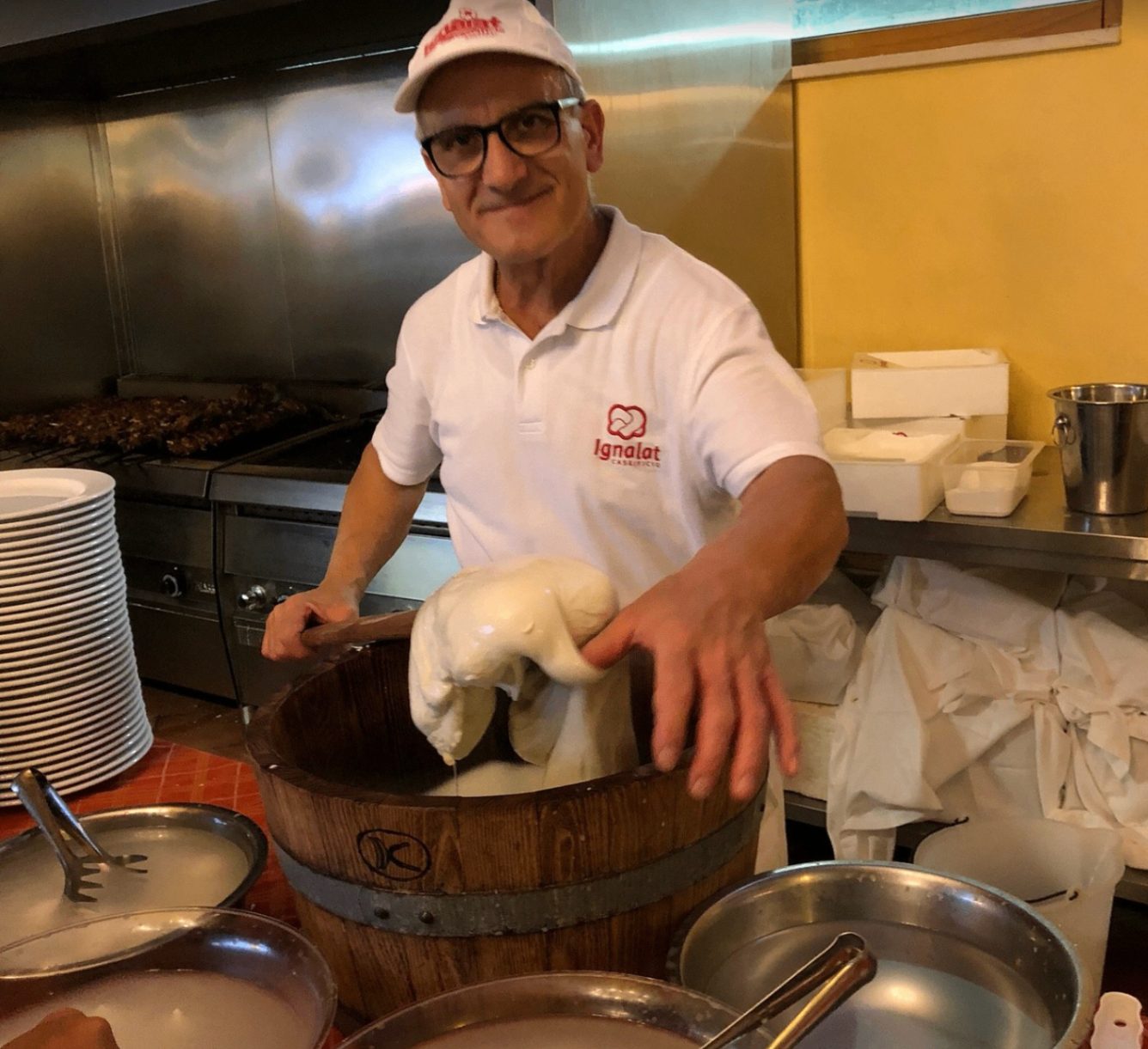 Preparazione dal vivo della mozzarella al ristorante