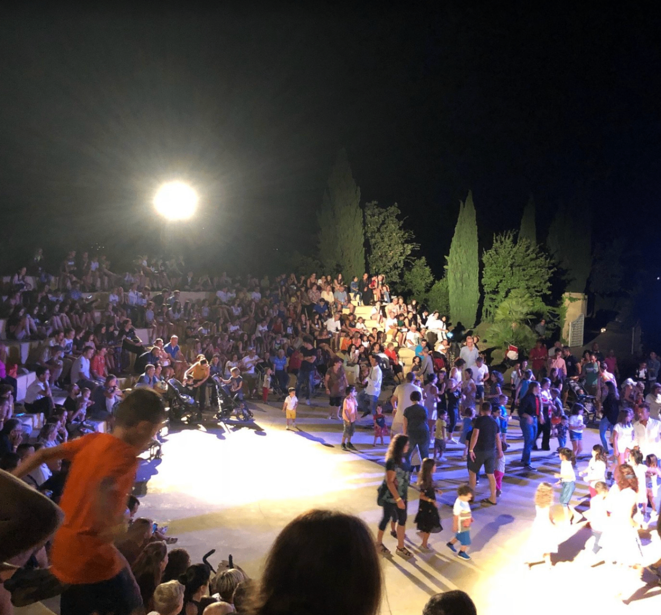 Serata in anfiteatro con famiglie e bambini