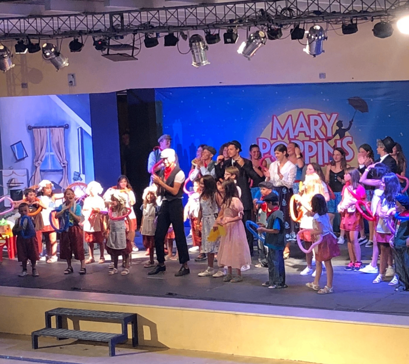 Spettacolo serale con bambini sul palco
